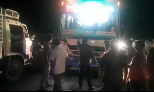 வாகனங்களை முற்றுகையிட்டு  பொதுமக்கள் போராட்டம்