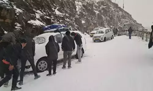 சிக்கிமில் கடும் பனி மூட்டம்- 1000 சுற்றுலா பயணிகள் மீட்பு