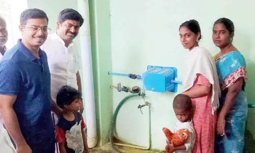 தொட்டியில் நீர் நிரப்பி, குழாய் இணைப்புகளுக்கு வழங்கி சோதனை - மேயர் நேரில் ஆய்வு