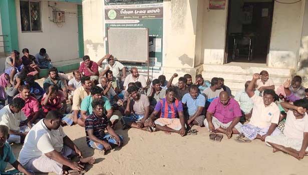 துறைமுக அலுவலகத்தில் ராமேசுவரம் மீனவர்கள் திடீர் முற்றுகை போராட்டம்