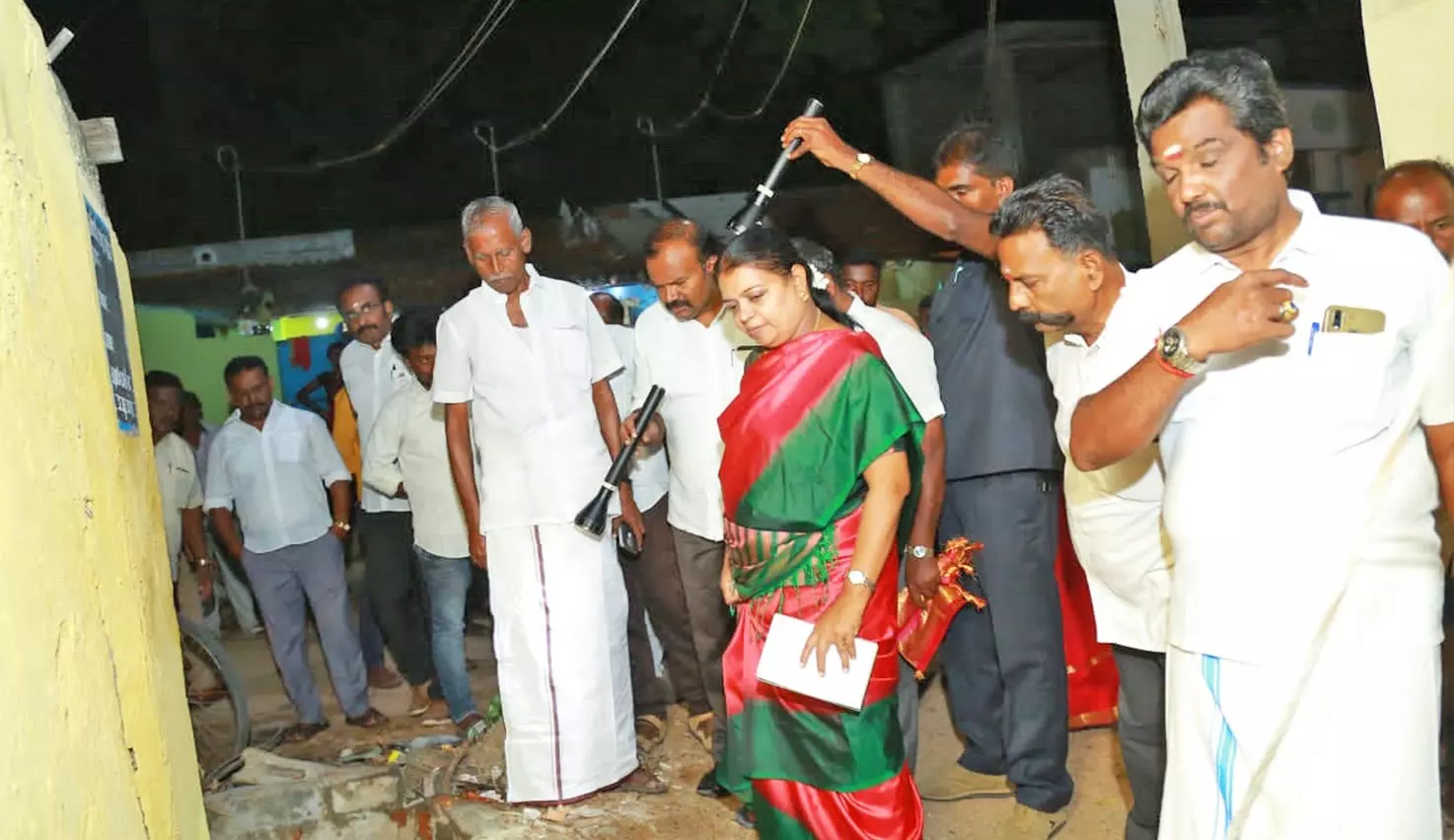 தூத்துக்குடியில் வீதி, வீதியாக நடந்து சென்று மக்களிடம் குறைகளை கேட்ட அமைச்சர், மேயர்