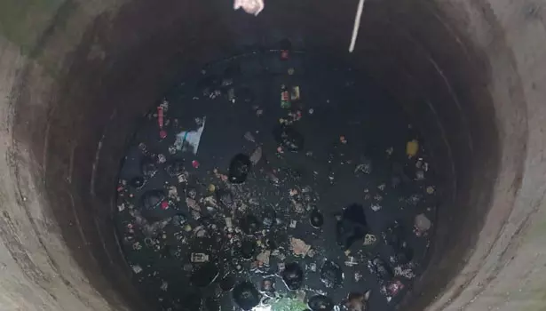 பொன்னேரியில் கிணற்றில் விழுந்து தத்தளித்த தெரு நாய்கள்- தீயணைப்பு படையினர் மீட்டனர் பொன்னேரியில் கிணற்றில் விழுந்து தத்தளித்த தெரு நாய்கள்- தீயணைப்பு படையினர் மீட்டனர்