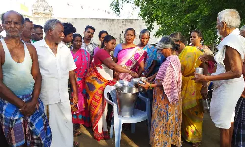 சேலம் கூட்டுறவு சங்கத்தில் பொதுமக்களுக்கு இலவசமாக பால் வழங்கிய உற்பத்தியாளர்கள்