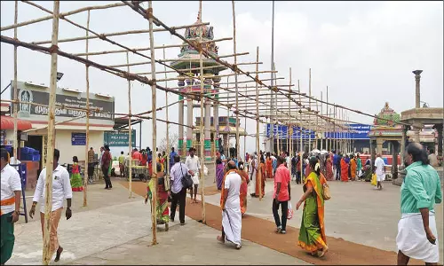 சுட்டெரிக்கும் வெயிலால் பக்தர்கள் அவதி:பழனி முருகன் கோவிலில் நிழற்பந்தல் அமைக்கும் பணி
