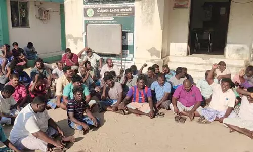 துறைமுக அலுவலகத்தில் ராமேசுவரம் மீனவர்கள் திடீர் முற்றுகை போராட்டம்