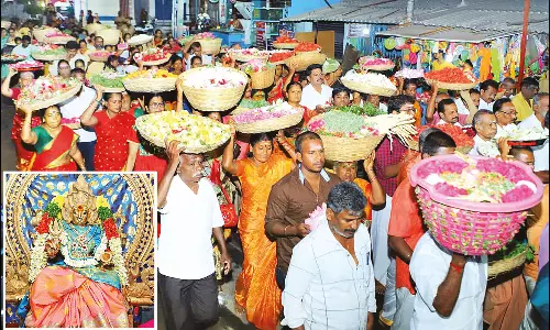 உறையூர் வெக்காளியம்மன் கோவிலில் பூச்சொரிதல் விழா: கூடை, கூடையாக பூக்களுடன் விடிய, விடிய வந்த பக்தர்கள்