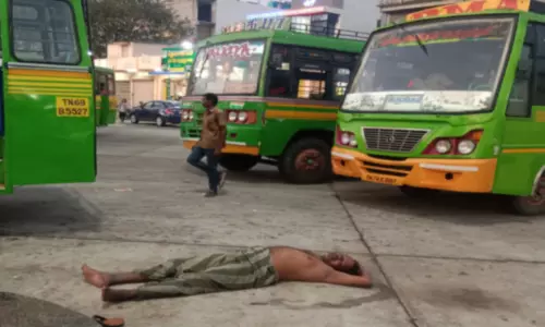 திங்கள் நகர் பஸ் நிலையத்தில் மது போதையில் பயணிகளுக்கு தொல்லை கொடுக்கும் நபர்கள்