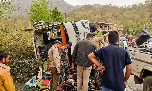 ஜம்மு காஷ்மீர் புல்வாமாவில் பேருந்து கவிழ்ந்து விபத்து: 4 பேர் பலி- 28 பேர் படுகாயம்