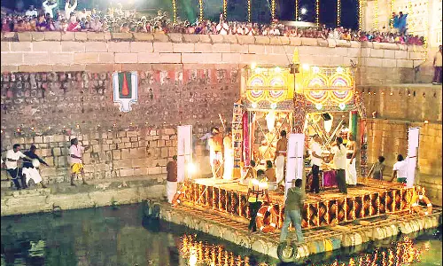 உறையூர் கமலவல்லி நாச்சியார் கோவிலில் தெப்ப உற்சவம்: திரளான பக்தர்கள் தரிசனம்