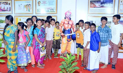 தென்காசியில் அரசின் சாதனை விளக்க புகைப்பட கண்காட்சியில் நாட்டுப்புற கலை நிகழ்ச்சி