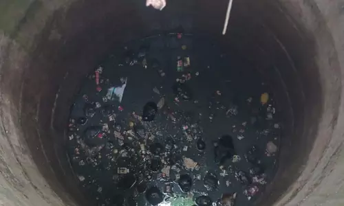 பொன்னேரியில் கிணற்றில் விழுந்து தத்தளித்த தெரு நாய்கள்- தீயணைப்பு படையினர் மீட்டனர்