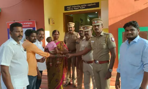 அனாதையாக கிடந்த பணத்தை, நேர்மையாக ஒப்படைத்த மூதாட்டி