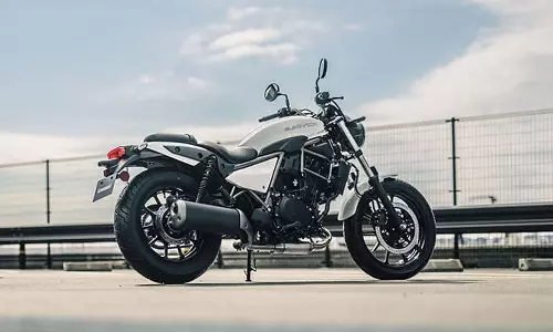 முற்றிலும் புதிய அப்டேட்களுடன் அறிமுகமான கவாசகி எலிமினேட்டர் 400!