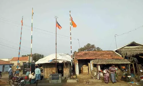 அரசியல் கட்சி கொடி கம்பங்களில் கொடிகளை மாற்றி கட்டும் மர்ம நபர்கள் -நடவடிக்கை எடுக்க அரசியல் கட்சியினர் கோரிக்கை