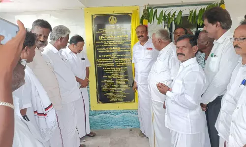 ரூ.52 லட்சத்தில் பள்ளி கட்டிடங்கள், சிமெண்டு சாலை