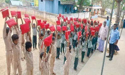 ஜவ்வாது மலையில் மாணவர்களுக்கு ரெயின் கோர்ட்