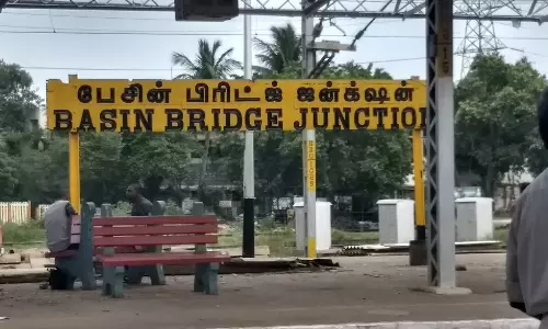 பேசின் பாலம் நடைபாதையில் வாகன ஓட்டிகள் சிறுநீர் கழிப்பதால் துர்நாற்றம்- கழிவறை கட்ட பொதுமக்கள் கோரிக்கை