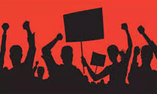 நீர்நிலைகளில் குப்பை கொட்டுவதை கண்டித்து நூதன போராட்டம்