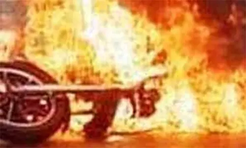 மொபட் தீ பிடித்து எரிந்தது