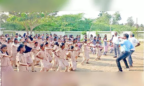 அரசு பள்ளி மாணவிகளுக்கு தற்காப்பு கலை பயிற்சி