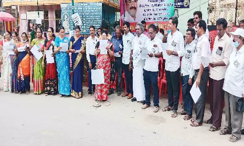 தொடக்கப்பள்ளி ஆசிரியர்கள் உண்ணாவிரதம்