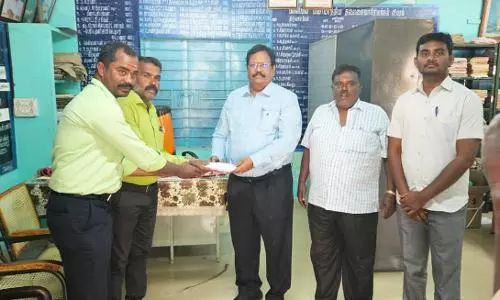 இம்மிடிநாயக்கனப்பள்ளி அரசு பள்ளிக்கு ரூ.1 லட்சம் நன்கொடை