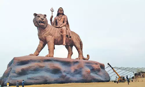 புலியின்மீது அமர்ந்திருப்பது போன்றுமாதேஸ்வரன் மலை கோவிலில்  பிரமாண்டமான சிவன் சிலை