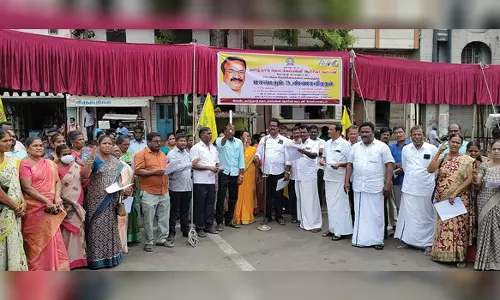 சேலத்தில் தொடக்கப்பள்ளி ஆசிரியர்கள் திடீர் போராட்டம்