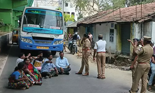 பெயர் பலகை அகற்றப்பட்டதற்கு எதிர்ப்பு அம்பேத்கர் மக்கள்  இயக்கத்தினர் திடீர் மறியல்-பரபரப்பு