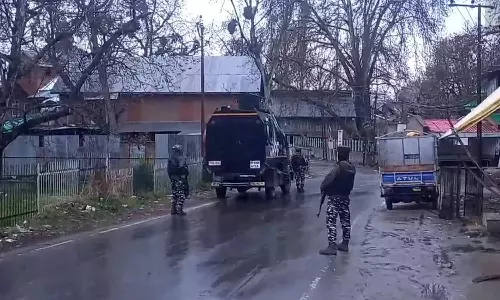 புல்வாமா பகுதியில் என்கவுண்டர்- பயங்கரவாதிகளுக்கு பதிலடி கொடுத்த பாதுகாப்பு படையினர்