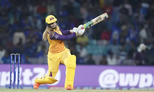 மகளிர் பிரீமியர் லீக்: மும்பை அணியின் தொடர் வெற்றிக்கு முற்றுப்புள்ளி வைத்தது உ.பி. வாரியர்ஸ்