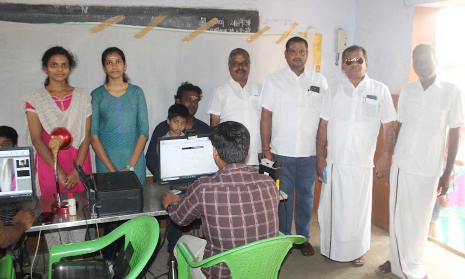 கருகம்பாளையம் பகுதியில்  ஆதார் சிறப்பு முகாம்