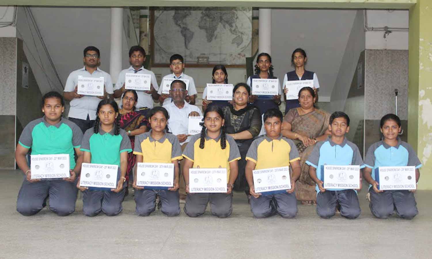 சாமளாபுரம்  லிட்ரசி மிஷன் மெட்ரிக்  பள்ளிமாணவர்களுக்கு  சிட்டுக்குருவி கூடுகள்