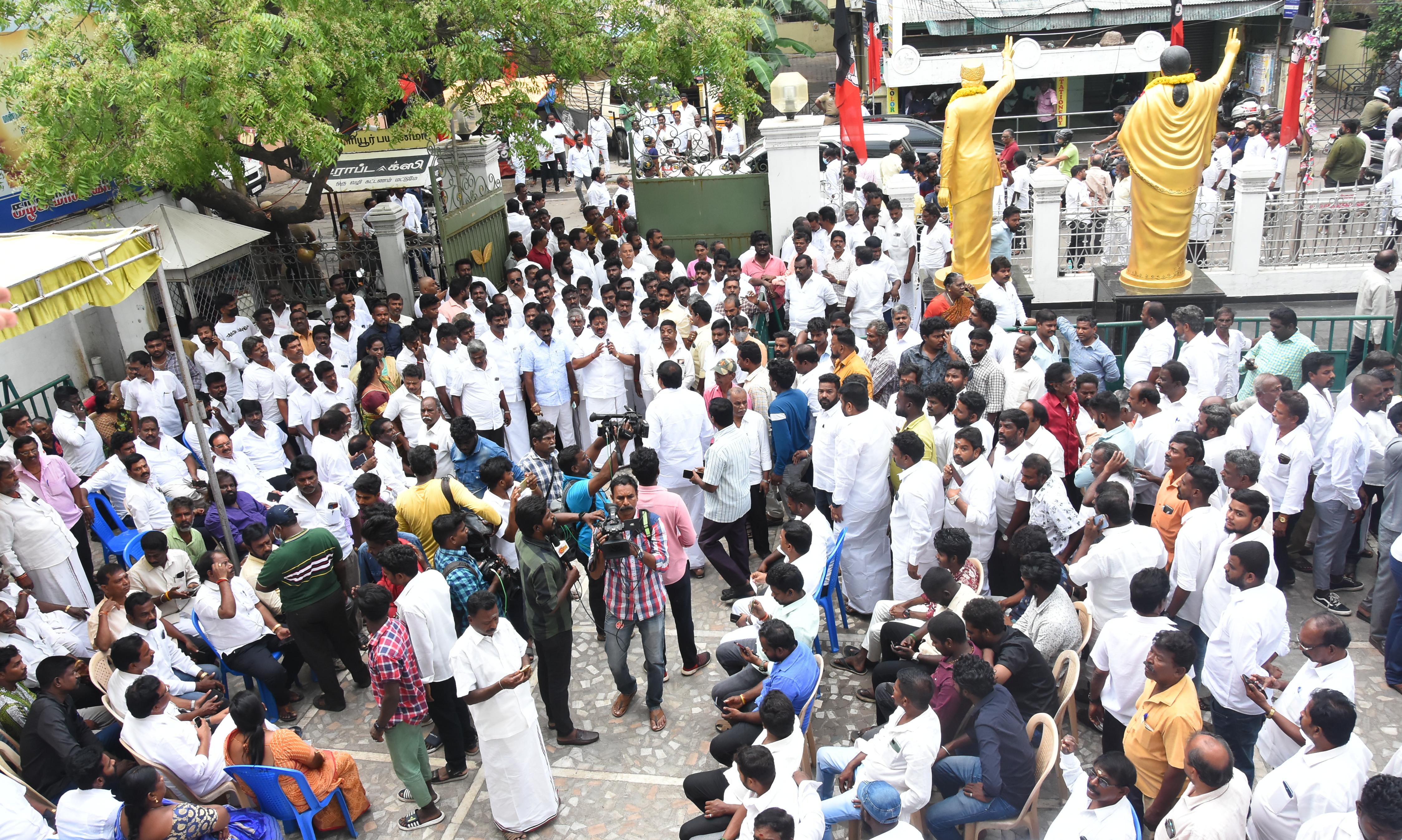 உச்சக்கட்ட பரபரப்பில் அ.தி.மு.க. தலைமை அலுவலகம்