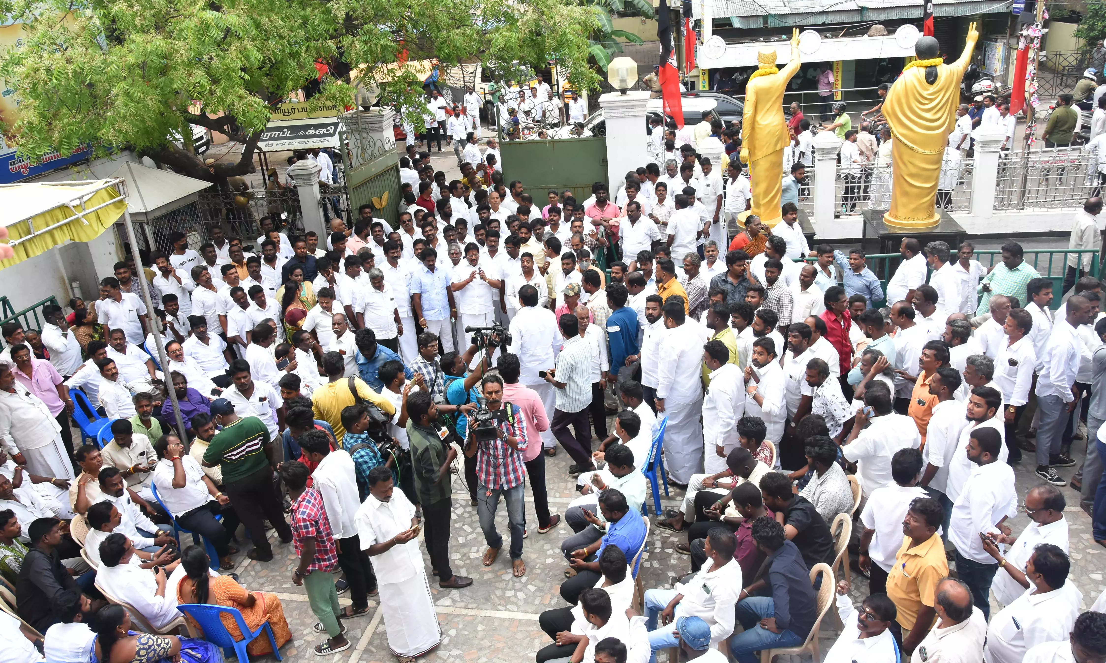 உச்சக்கட்ட பரபரப்பில் அ.தி.மு.க. தலைமை அலுவலகம் உச்சக்கட்ட பரபரப்பில் அ.தி.மு.க. தலைமை அலுவலகம்