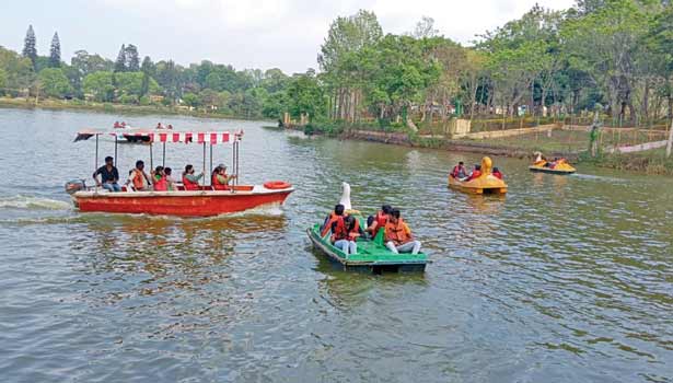 விடுமுறை நாளையொட்டி ஏற்காடு, மேட்டூரில் குவிந்த சுற்றுலா பயணிகள்