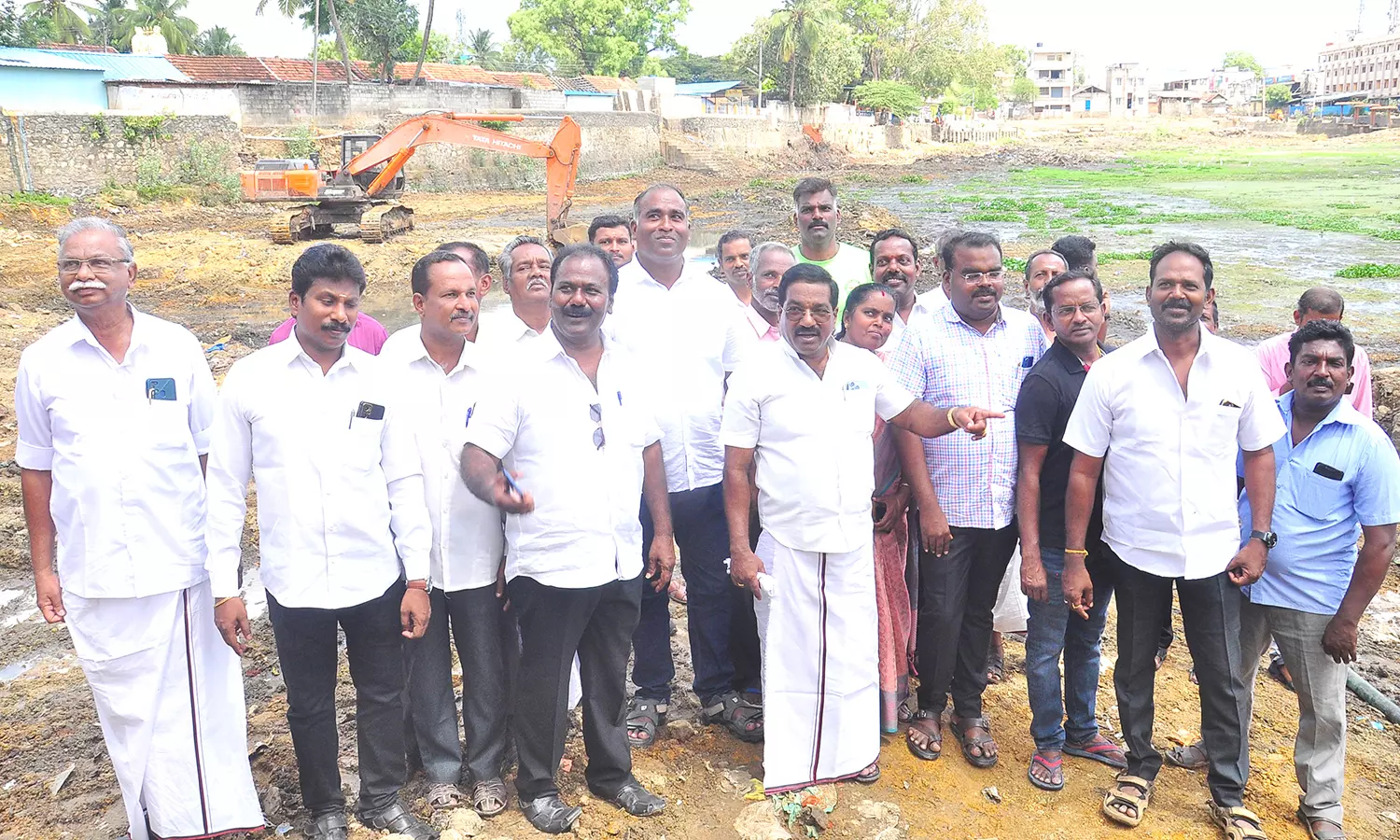 வடசேரி புதுக்குடியிருப்பு சுப்பையார்குளம் சீரமைப்பு பணியை மேயர் மகேஷ் ஆய்வு வடசேரி புதுக்குடியிருப்பு சுப்பையார்குளம் சீரமைப்பு பணியை மேயர் மகேஷ் ஆய்வு