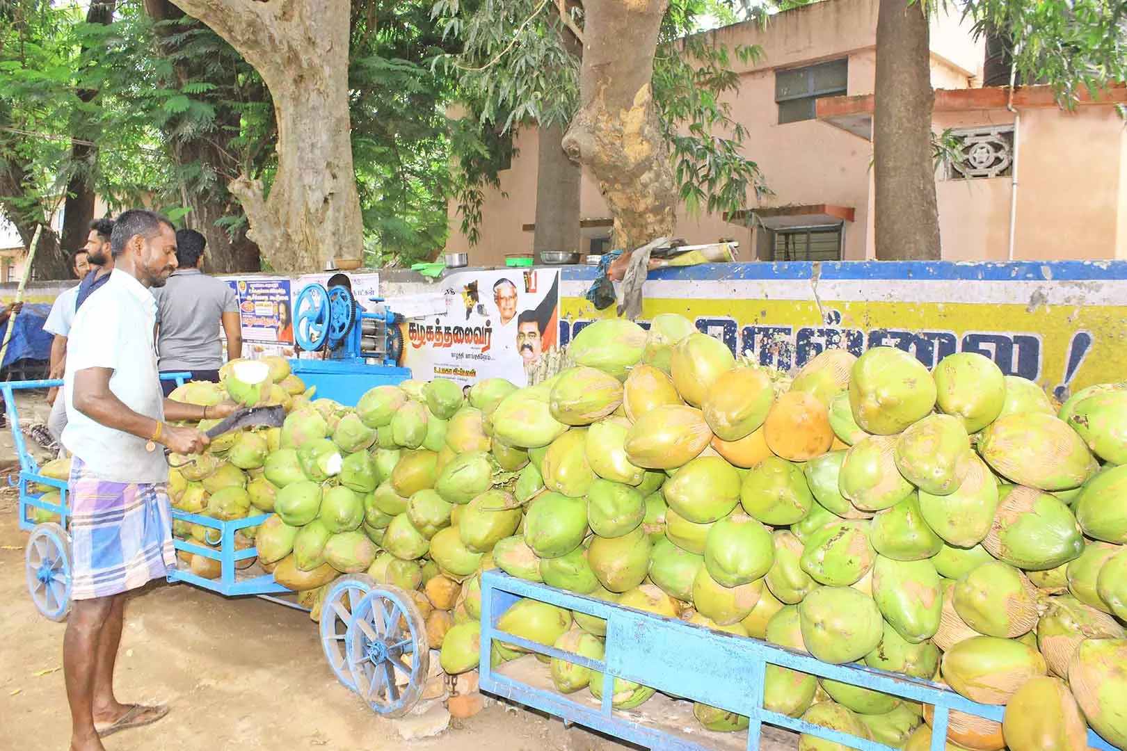 நெல்லையில் சுட்டெரித்த வெயில்- குளிர்பான கடைகளில் குவிந்த பொதுமக்கள் நெல்லையில் சுட்டெரித்த வெயில்- குளிர்பான கடைகளில் குவிந்த பொதுமக்கள்