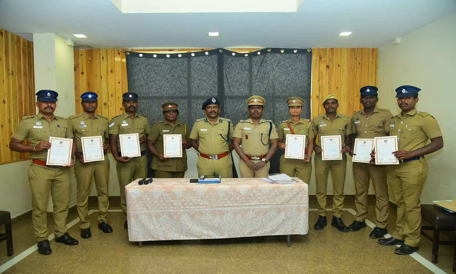 சிறப்பாக பணியாற்றிய போலீசாருக்கு பதக்கம் சிறப்பாக பணியாற்றிய போலீசாருக்கு பதக்கம்