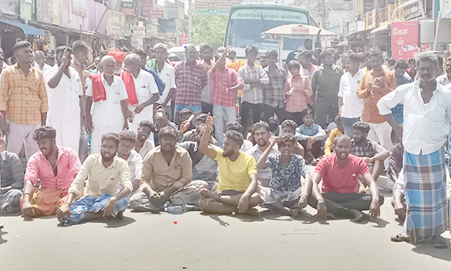 பள்ளி மாணவன் சாவு; உடலை வாங்க மறுத்து உறவினர்கள் சாலை மறியல்