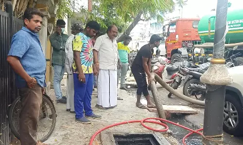 பாதாள வடிகாலில் கழிவுநீர் சுத்தம் செய்யும் பணி