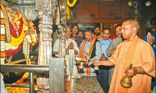 காசி விசுவநாதர் கோவிலில் யோகி ஆதித்யநாத் 100-வது முறையாக சாமி தரிசனம்