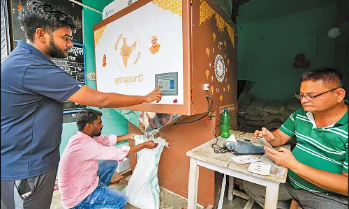 உத்தரபிரதேசத்தில் ரேஷன் பொருட்கள் வழங்க உணவு தானிய ஏ.டி.எம்.