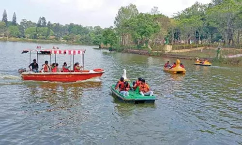 விடுமுறை நாளையொட்டி ஏற்காடு, மேட்டூரில் குவிந்த சுற்றுலா பயணிகள்