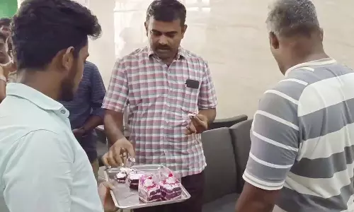கெட்டுப்போன கேக் விற்பனை -  பல்லடம் பேக்கரியில் உணவு பாதுகாப்பு அதிகாரிகள் ஆய்வு