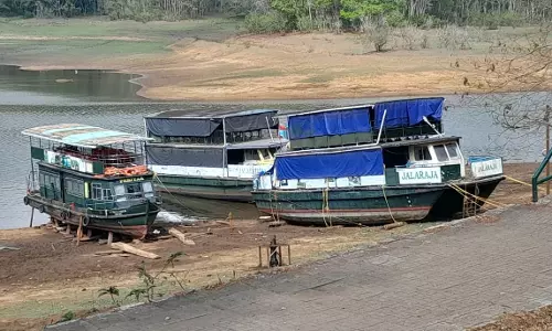 தேக்கடியில் சுற்றுலா பயணிகள் படகுகள் பராமரிப்பு பணி தொடக்கம்