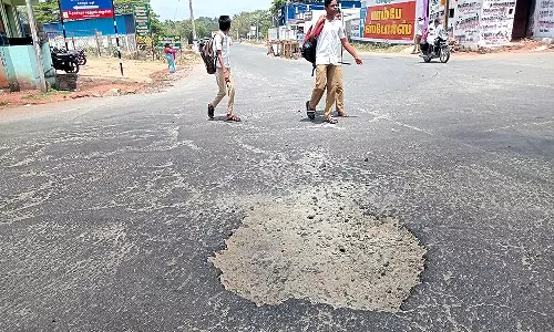செங்கோட்டை அருகே  சாலையில் பள்ளம் -  நிரந்தர தீர்வு காண கோரிக்கை