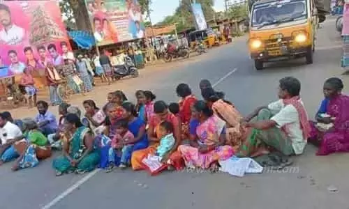 பெண்கள் சாலை மறியல்