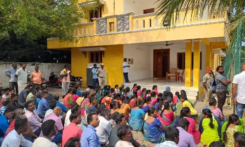 பணி நிரந்தரம் செய்ய கோரி முதலமைச்சர் ரங்கசாமி வீட்டை ரேஷன் ஊழியர்கள் முற்றுகை: போலீசாருடன் வாக்குவாதம்-கைது