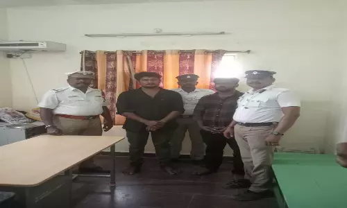 பண்ருட்டியில் வாகன சோதனை காரில் கடத்தி வந்த புகையிலை பொருட்கள் பறிமுதல்: 2 பேரிடம் தீவிர விசாரணை